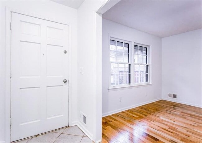 Building Photo - 2885 Lakemont Dr SW
