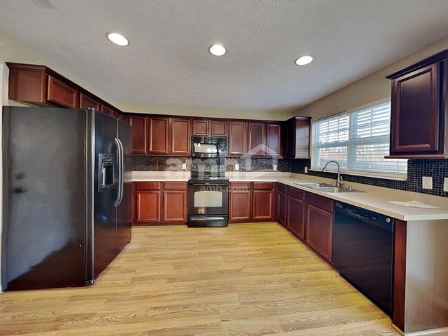 Building Photo - 4529 Hawthorn Dr