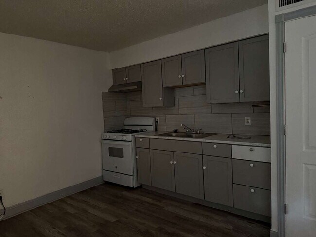 Foto del edificio - Gorgeous and Affordable 1 Bed/1 Bath, Clos...