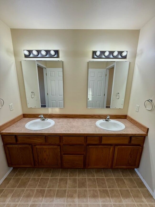 Building Photo - Spacious 2-Bedroom Townhouse in Bozeman – Prime Location!