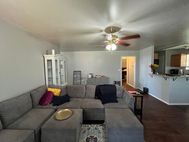 Foto del edificio - Coming Soon! Charming and Contemporary 3-B...