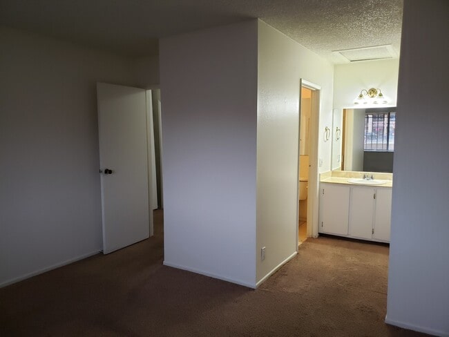 Foto del edificio - 3 Bed 2 Bath Townhome Close To The Strip!