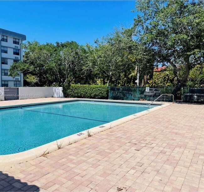 Building Photo - 2401 Riverside Dr