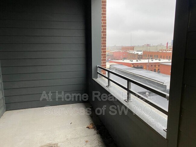 Building Photo - 535 W Walnut St