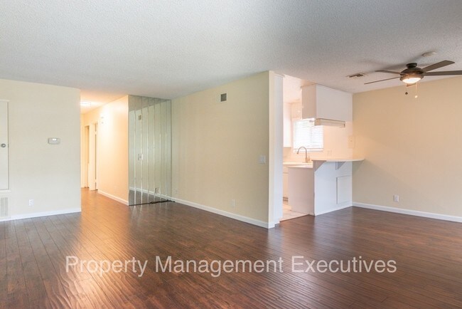 Building Photo - Nice 2 Bedroom Condo with Garage