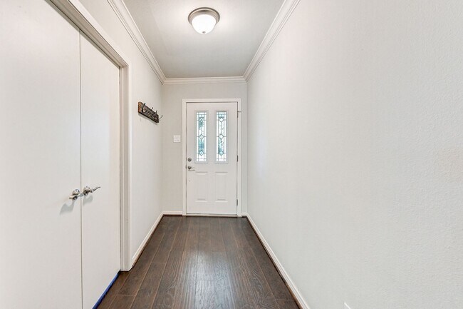 Building Photo - Updated Home with Versatile Layout and Pri...