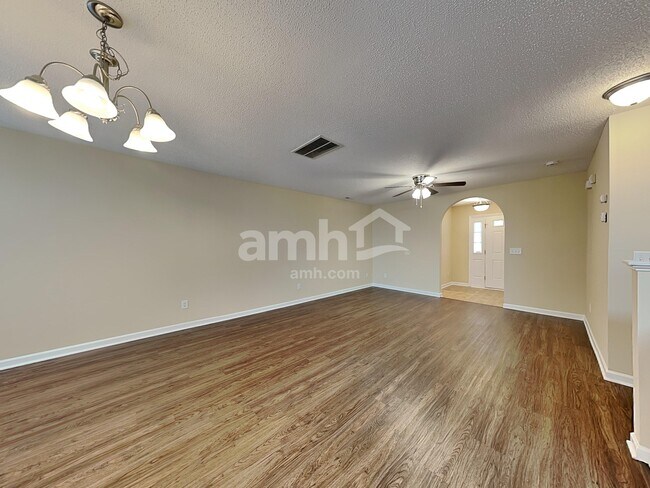 Building Photo - 1308 Silver Dr