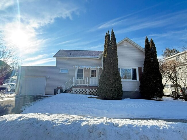 Building Photo - 208 Bird St