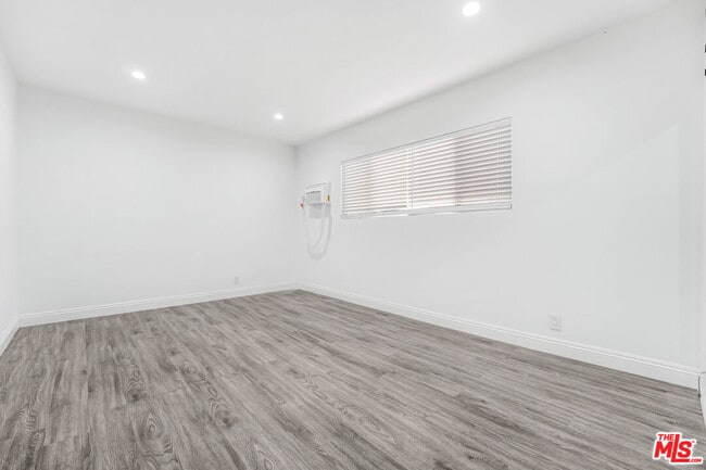 Building Photo - 317 S Kenmore Ave