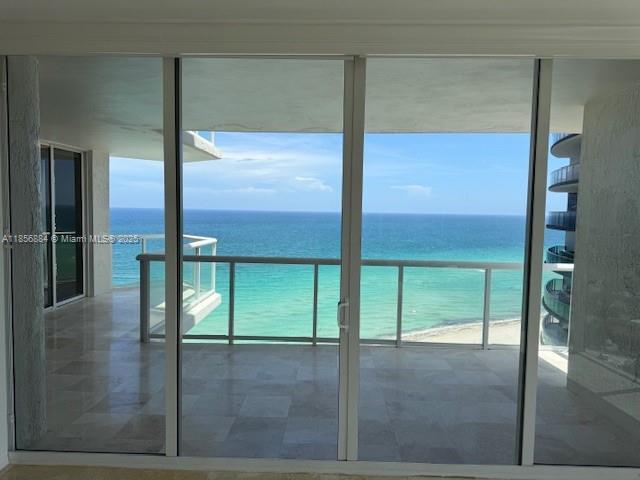 Foto principal - 18671 Collins Ave