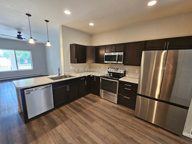 Foto del edificio - Your new 3 bedroom 2.5 bath townhome awaits!