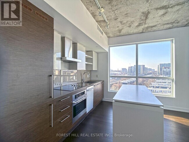 Building Photo - 1030 King St W