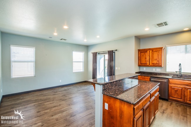 Foto del edificio - Stylish and Spacious 4Bdm 3.5 Ba Three-Sto...
