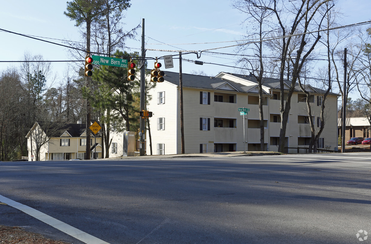 Building Photo - Clarendon Apartments and Townhomes