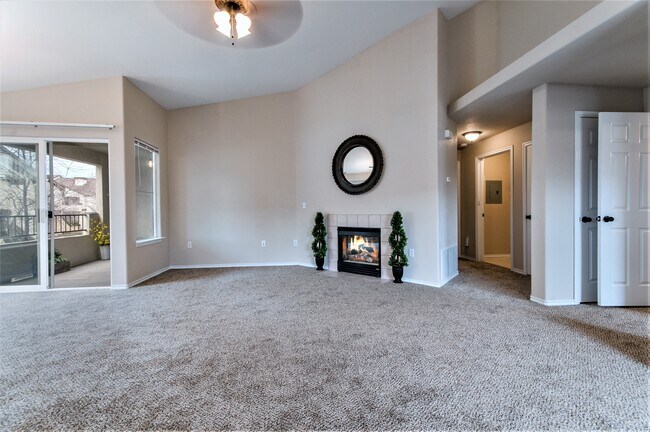 Spacious living room - 3747 Riviera Grove