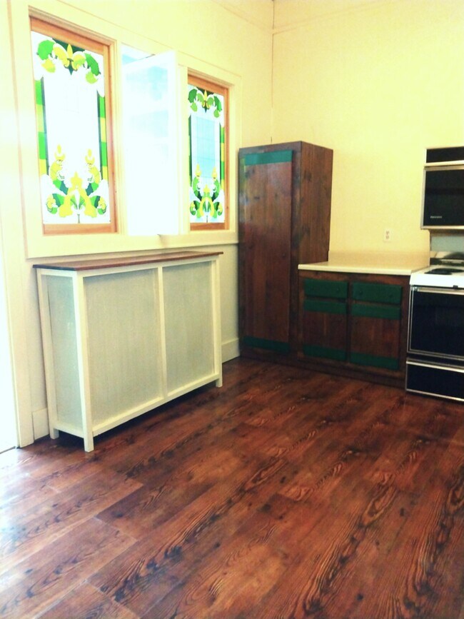 Kitchen - 715 5th Ave
