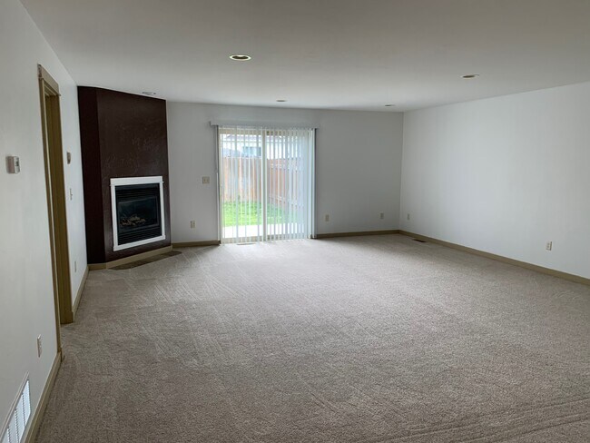 Great Room - 774 Forestglen Dr
