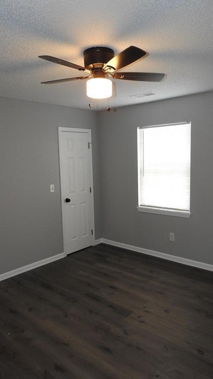 Building Photo - 221 NE Cedar Ct