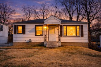 Building Photo - 10128 Cloverdale Dr