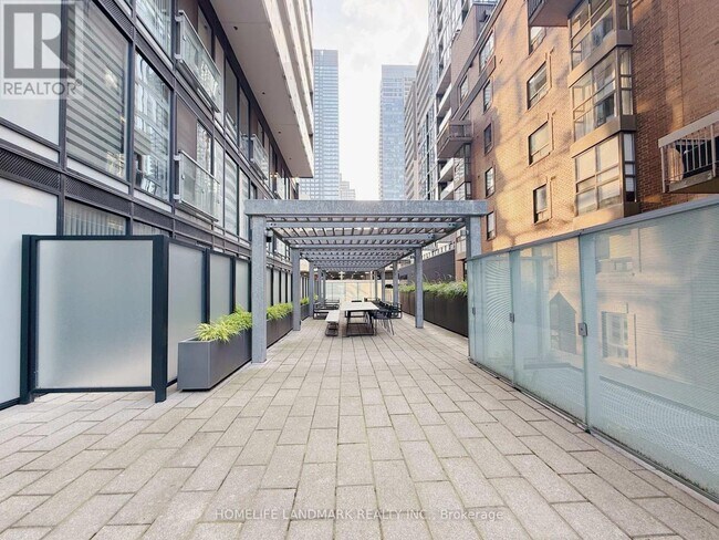 Building Photo - 28 Wellesley St E