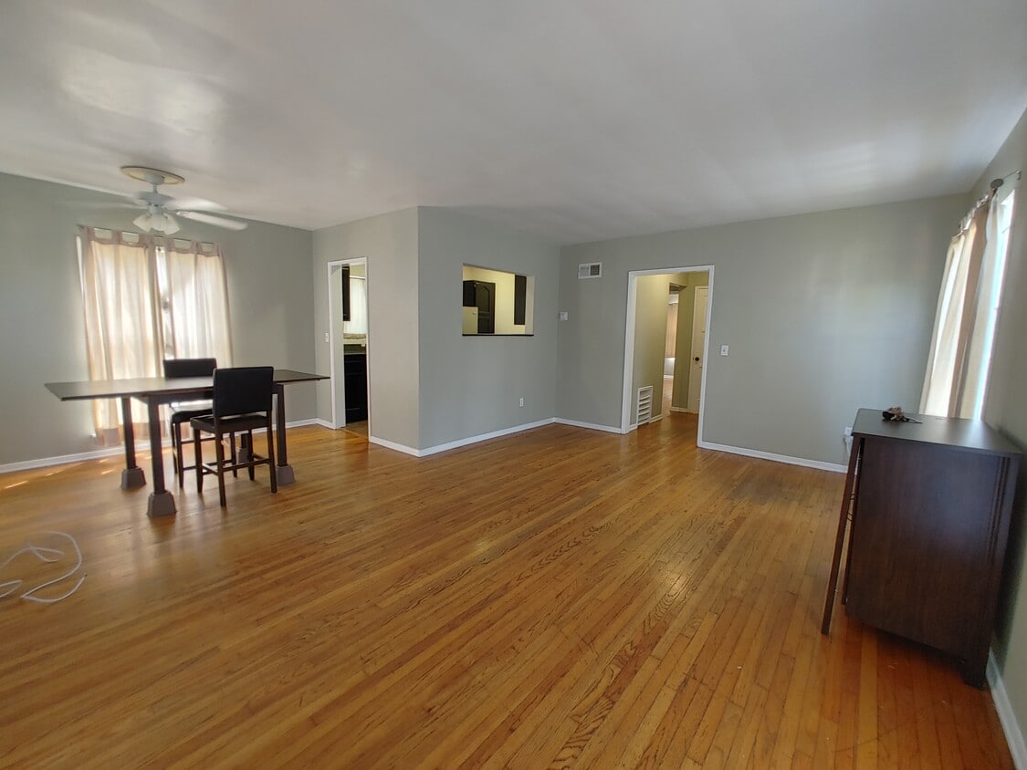 Primary Photo - 10996 Roebling Ave