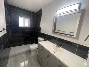 Building Photo - 7902 NW 70th Ct