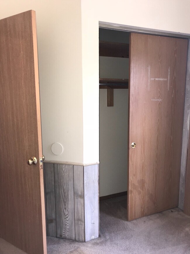 Building Photo - OSU North Campus 5 bedroom 2 bath apartment