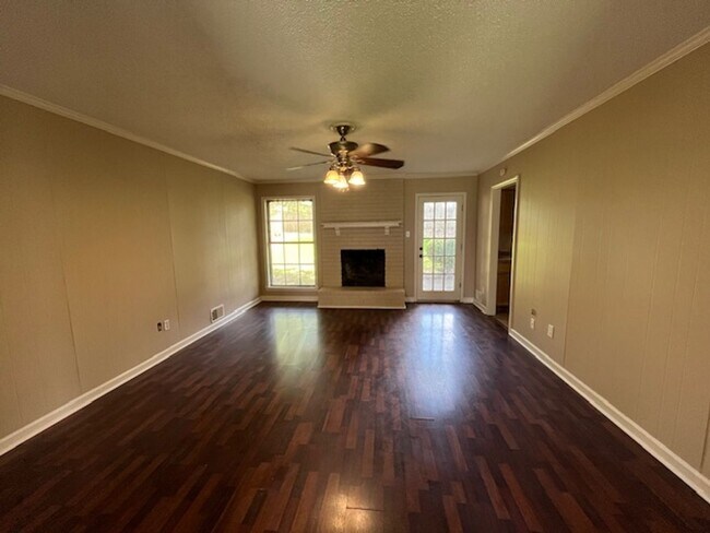 Foto del edificio - Renovated 3 Bedroom 2 Bath Home with 2 Car...