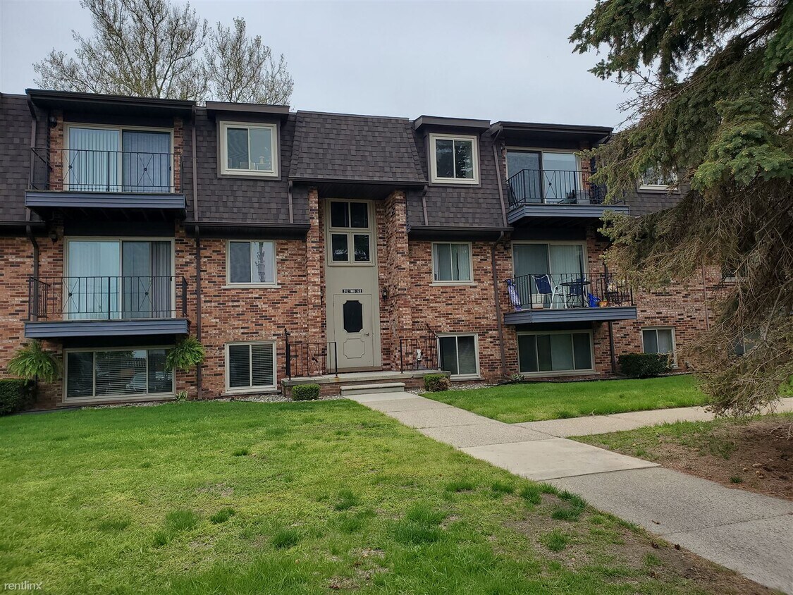 312 Riviera Dr, St. Clair Shores, MI 48080 Condo for Rent in St