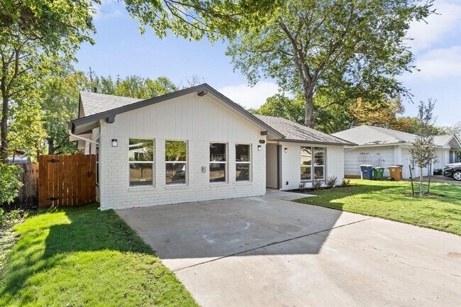 Building Photo - 10101 Woodhaven Dr