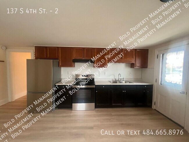 Building Photo - 137 S 4th St