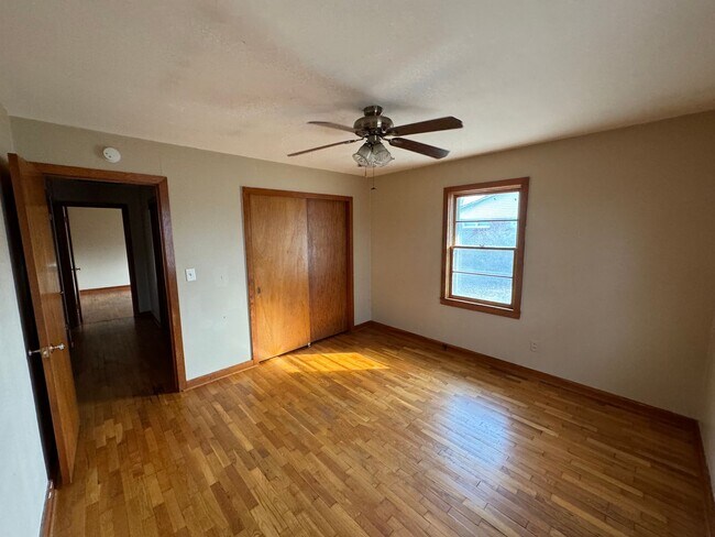 Building Photo - Charming Brick Duplex in Union City!