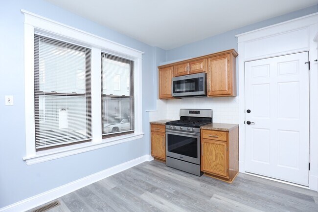 Building Photo - 2039 W 23rd St