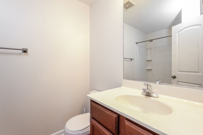 Building Photo - Beautiful Kept Upper Level 2 Bedroom 2 Ful...