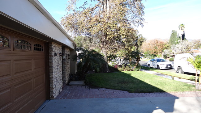 Building Photo - 12913 Winthrop Ave