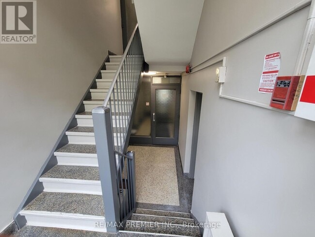 Building Photo - 2637 Keele St