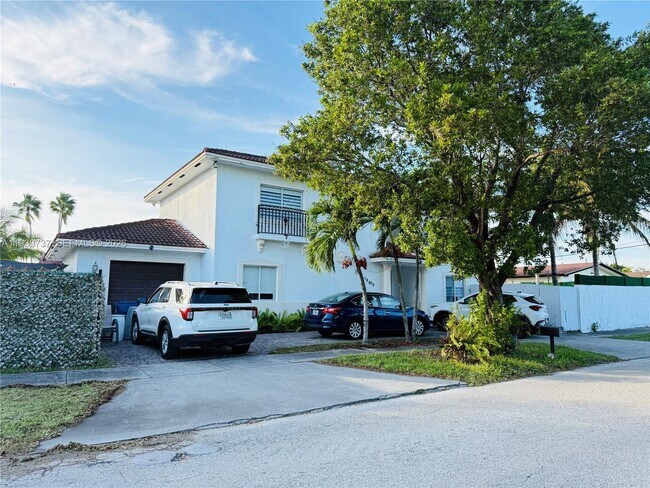 Building Photo - 16950 SW 93rd Ave