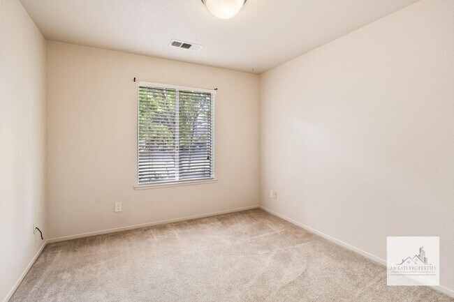 Foto del edificio - 3426 W Dovewood Ave