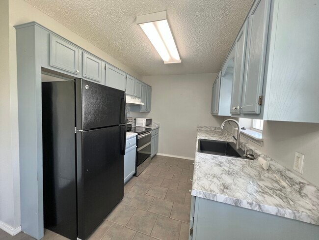 Foto del edificio - 14101 Cherry Hill Dr