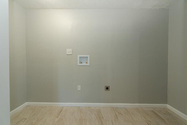 Foto del edificio - 8909 Channing Dr