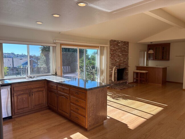 Foto del edificio - FANTASTIC 4 BEDROOM CASTRO VALLEY WOODLAND ESTATES HOME!!