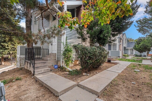 Foto del edificio - Spacious 1 Bed 1 Bath LOFT in the heart of Aurora Hills!