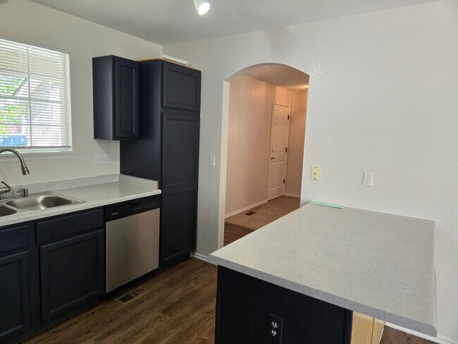 Building Photo - 3 Bedroom 2.5 Bath in Great Location