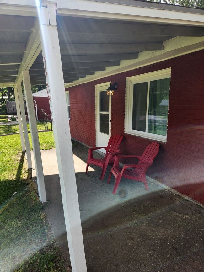 Foto del edificio - Very nice 2BR home with parking off street near major employers!