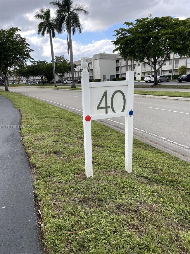 Foto del edificio - 8285 Sunrise Lakes Blvd