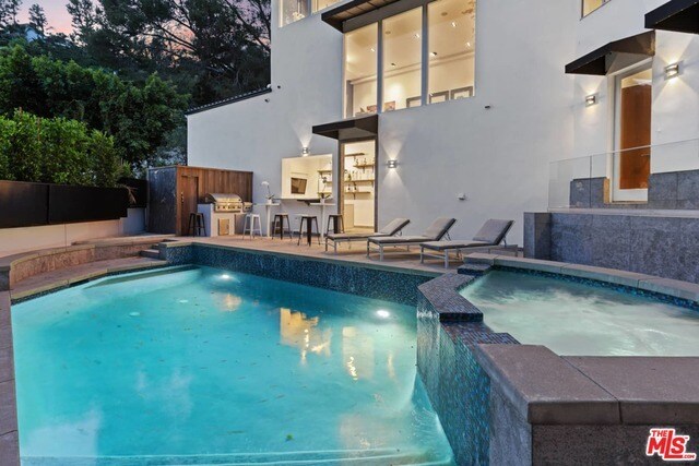 Building Photo - 1650 Sunset Plaza Dr