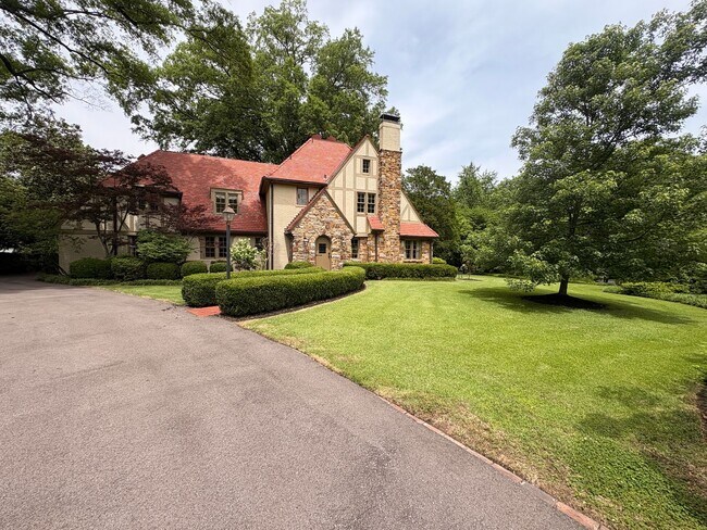 Foto del edificio - One Of Kind Home In Hedgemore Acres Subdivision! Gated! Landscaping Included! Over 5,000 Sq Ft! M...
