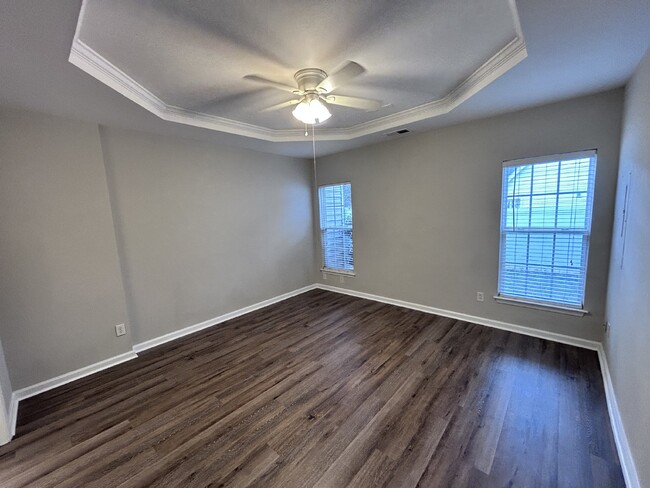 Building Photo - LARGE MOVE IN READY TOWNHOME