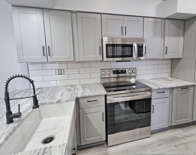 Building Photo - New Remodel! Gorgeous 2 Bedroom Condo! Ama...