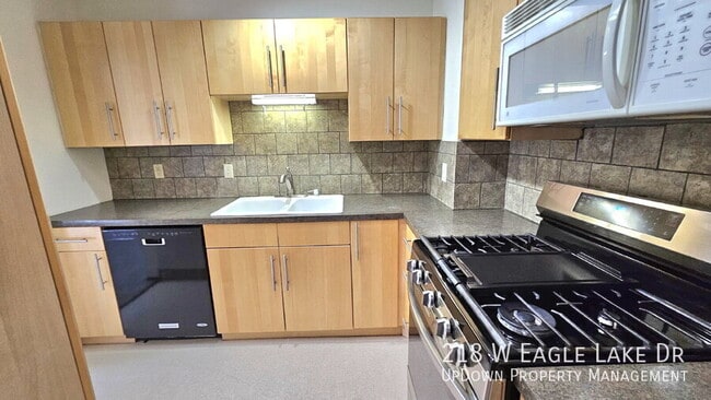 Building Photo - 218 W Eagle Lake Dr